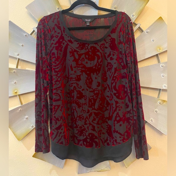 Simply Vera Vera Wang Tops - EUC Simply Vera flocked top. Size Medium